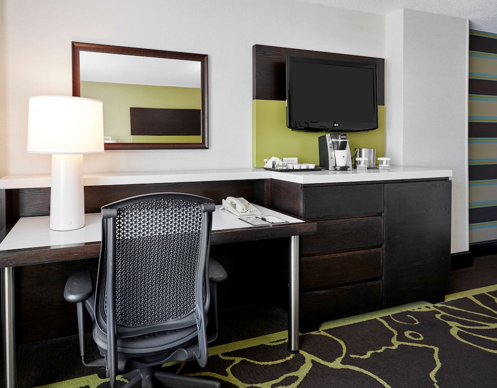 DOUBLETREE BY HILTON HOTEL CHARLOTTE 61/76