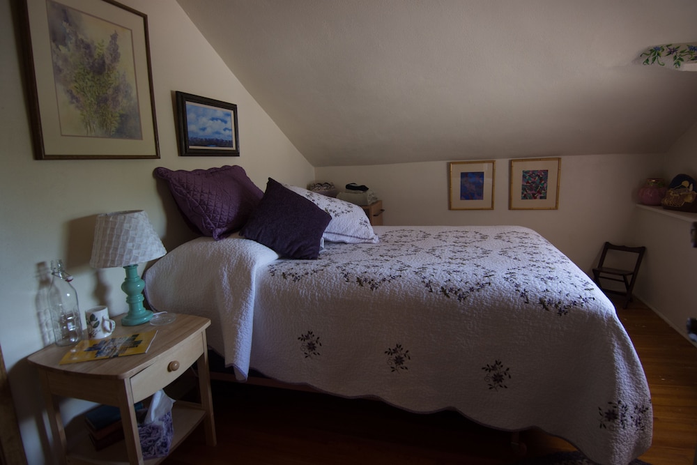 Red Horse Vineyard Bed & Breakfast 24/66