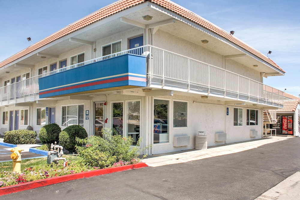 Motel6 Lancaster, CA 6/53