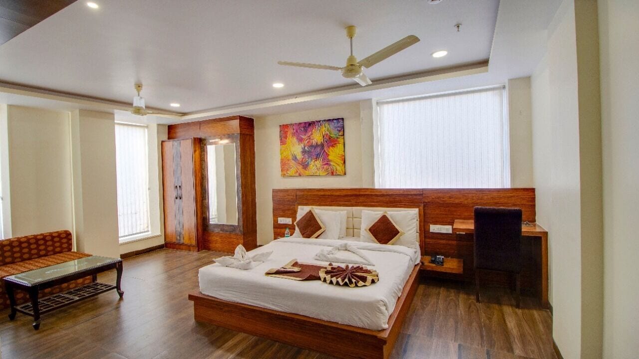 LUXURY, QUEEN BED