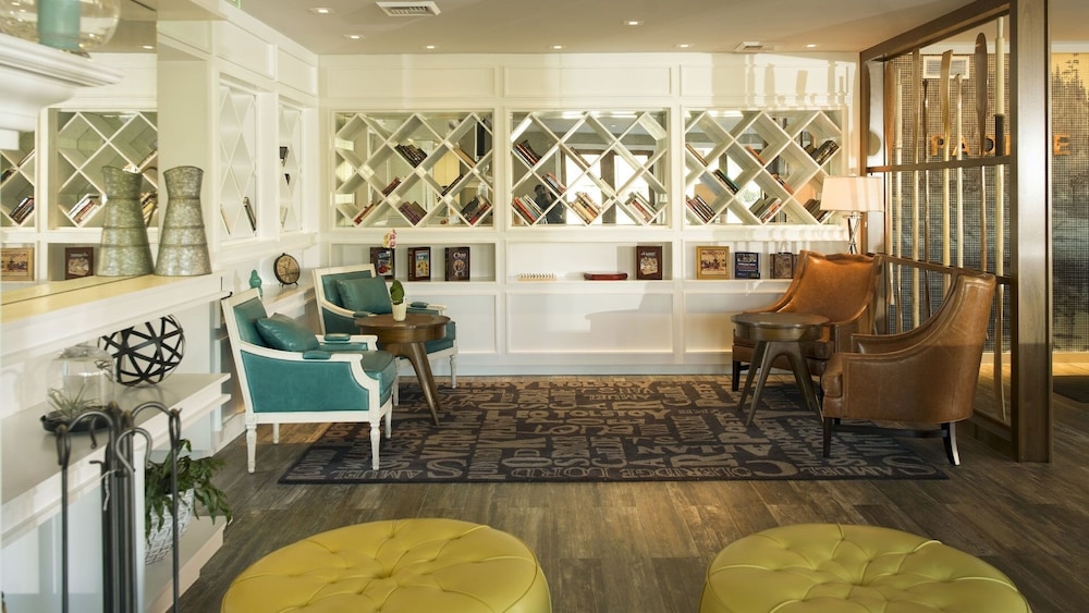 Lakehouse Hotel and Resort 75/100
