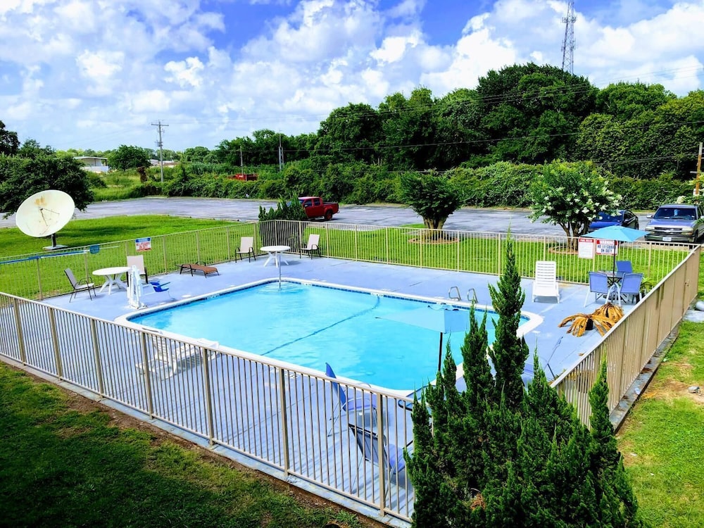 Motel6 Clute, TX 27/38