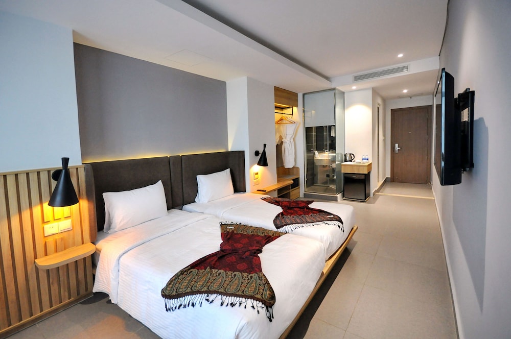 DELUXE, DOUBLE OR TWIN BED, COURTYARD VIEW