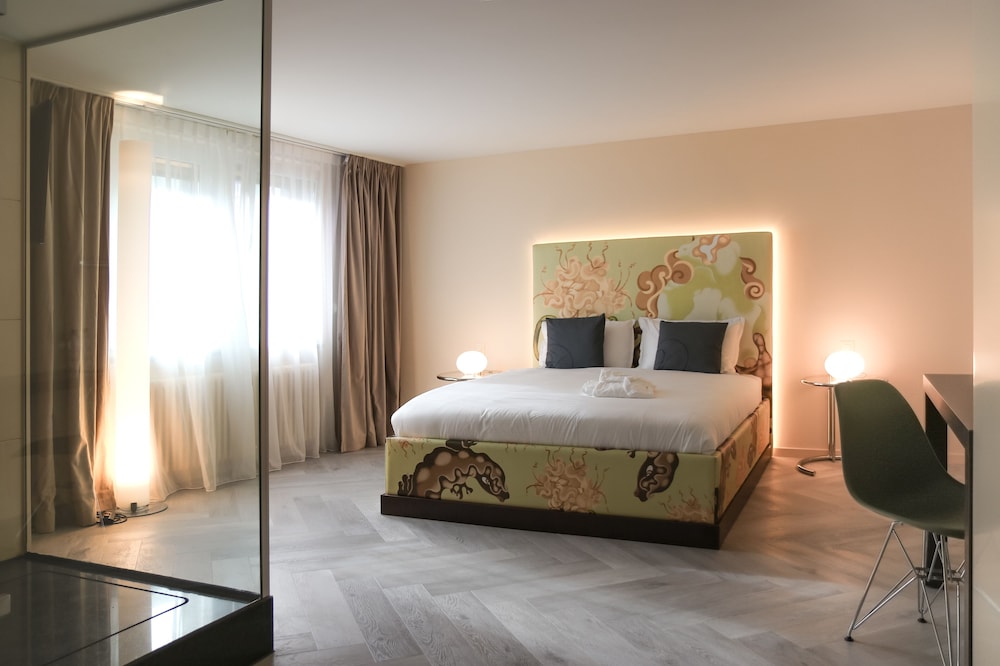 Senior, Central, Studio, Double Bed, Kitchenette