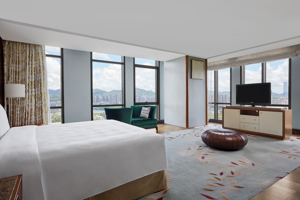 Executive, Studio, Suite, King Bed