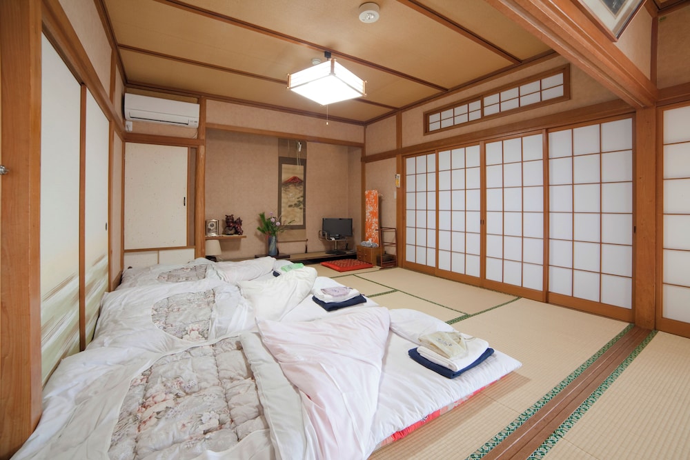 ROOM, QUADRUPLE