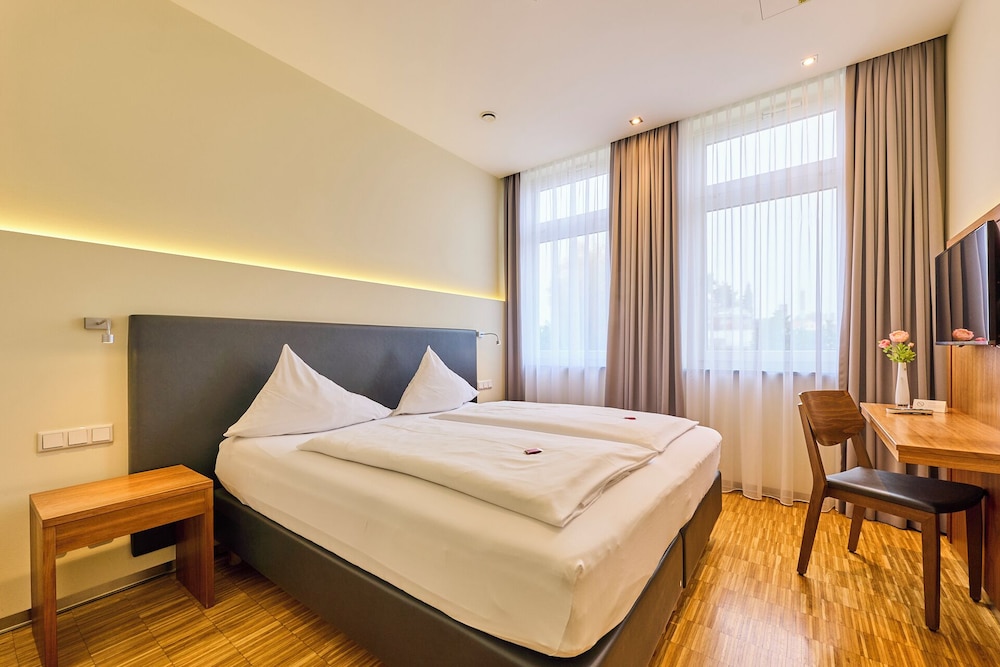 1 BEDROOM, DOUBLE BED