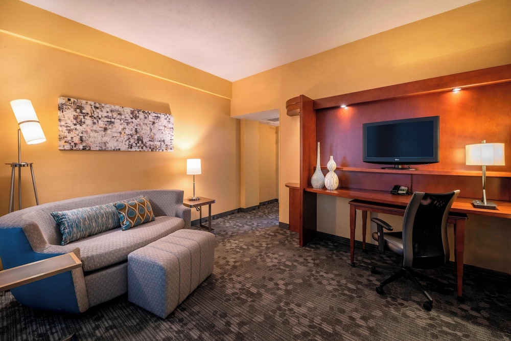 جناح بسرير كينج بغرفة نوم واحدة مع أريكة، Courtyard By Marriott Tulsa Downtown 2/2