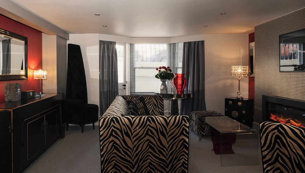 Square Townhouse 34/50