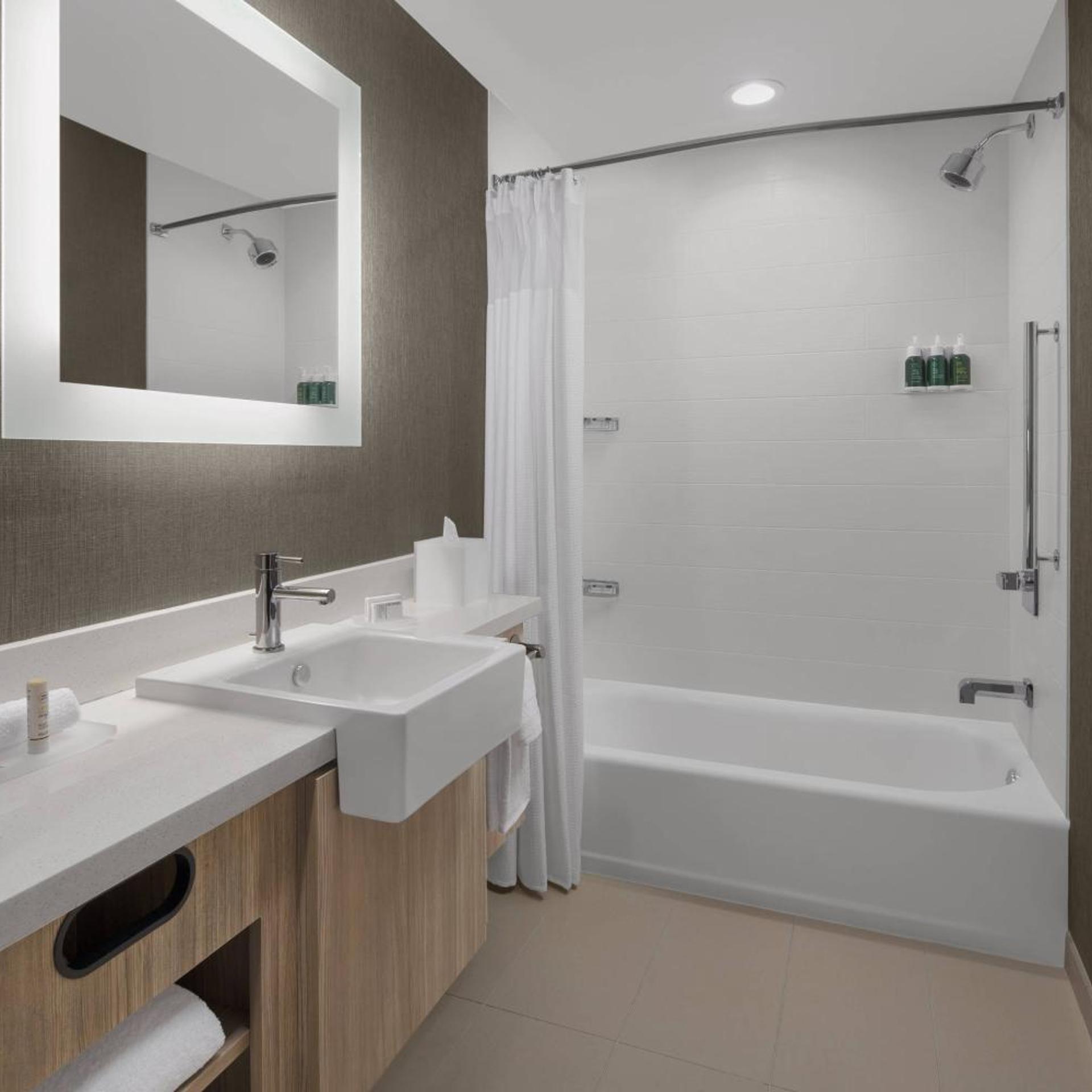 جناح بسرير كينج مع سرير سحّاب إضافي بحوض استحمام لذوي الإعاقة، SpringHill Suites by Marriott Tuckahoe Westchester County 9/10
