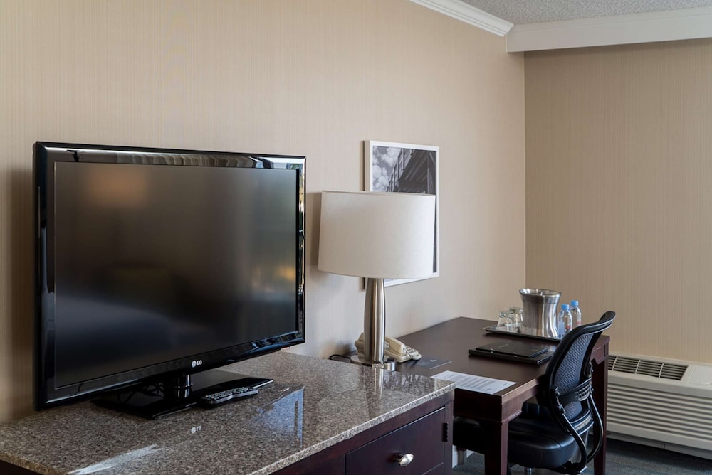 Hilton Irvine/Orange County Airport 45/82