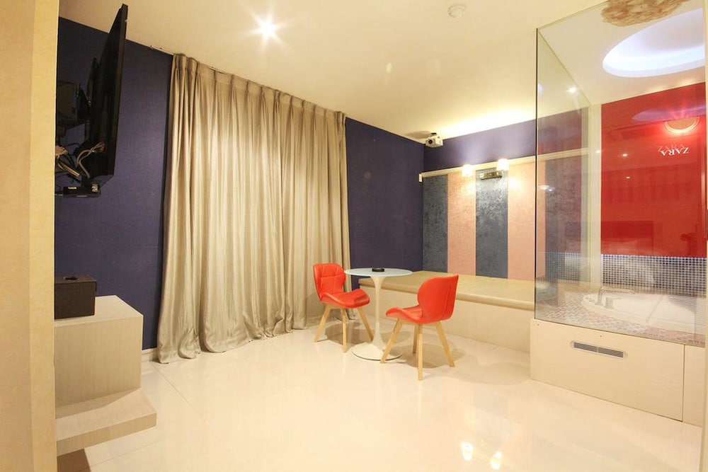 Zara Motel 46/68