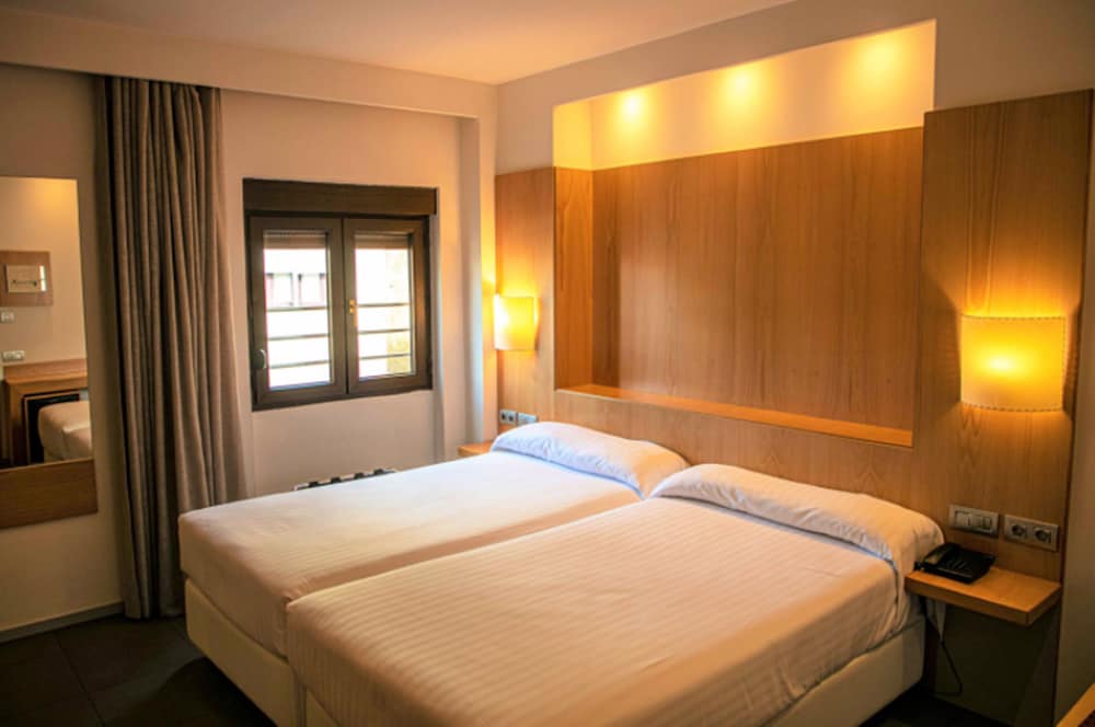 Room, Twin Beds, Small, Hospederia Monastica Pax 2/3