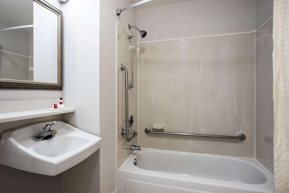 Travelodge By Wyndham Fort Wayne North 35/38