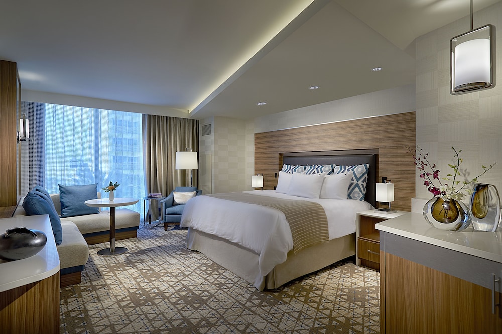 Deluxe, King Bed, East Tower, Smoking