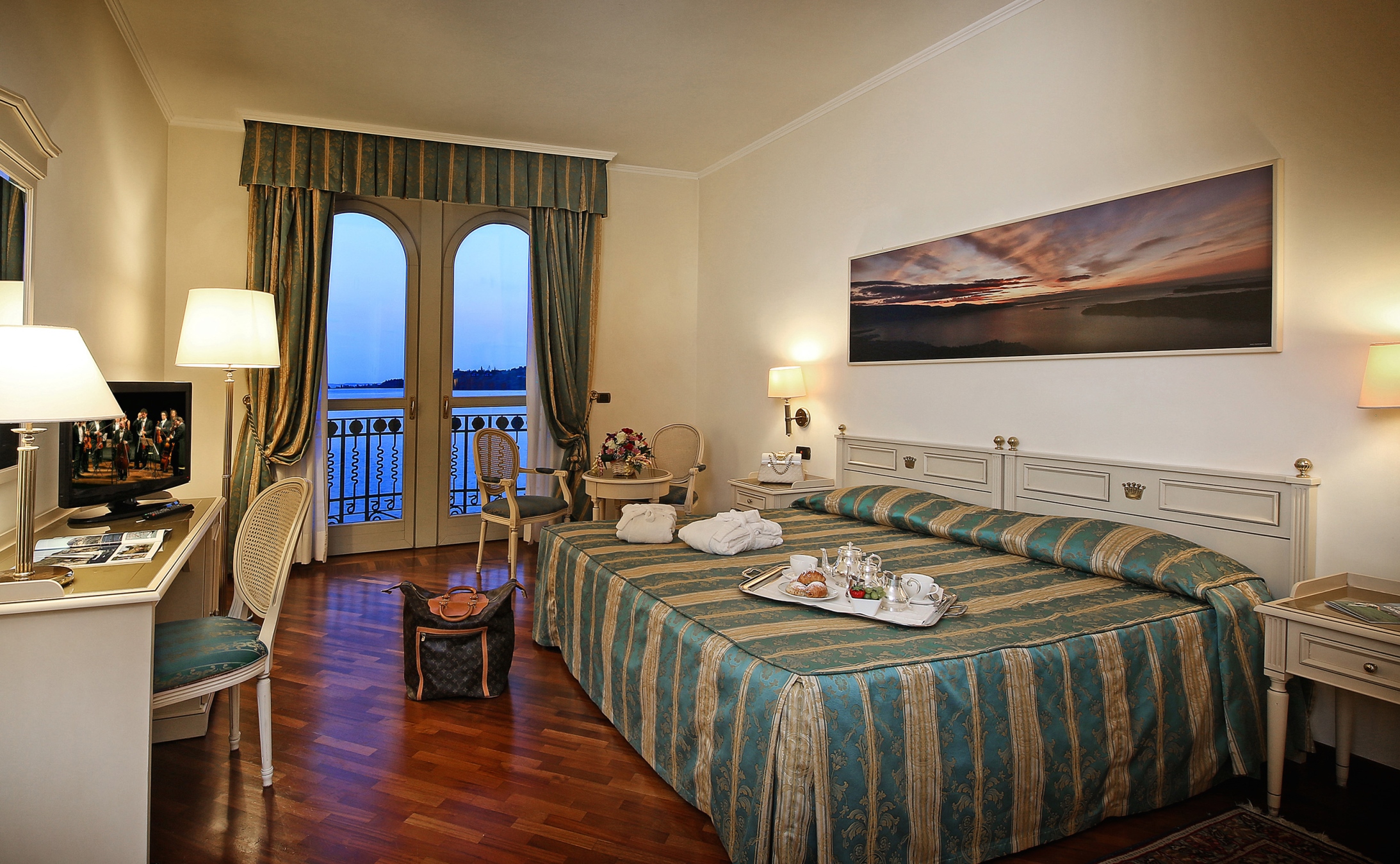 غرفة ديلوكس بسرير مزدوج بإطلالة على البحيرة بشرفة مع سرير إضافي، Hotel Savoy Palace 5/8