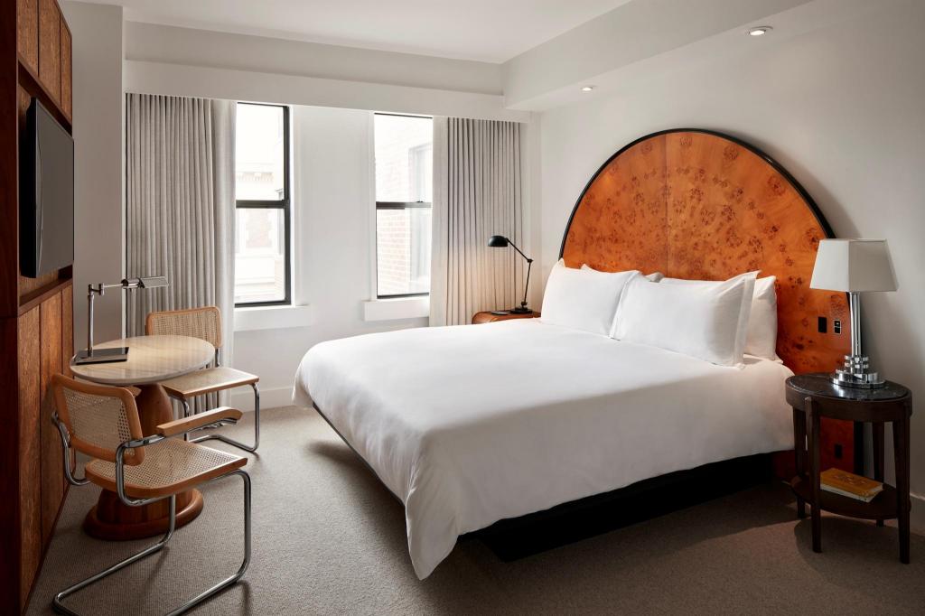 DELUXE, KING BED, ACCESSIBLE