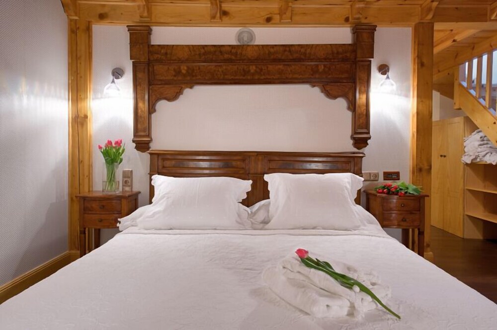 Room, Triple, Twin Beds, Sofa, Hotel Balneario La Hermida 3/3
