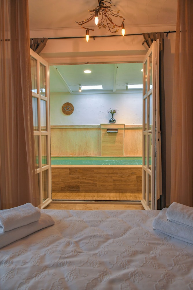 Bay C Hotel 5/50