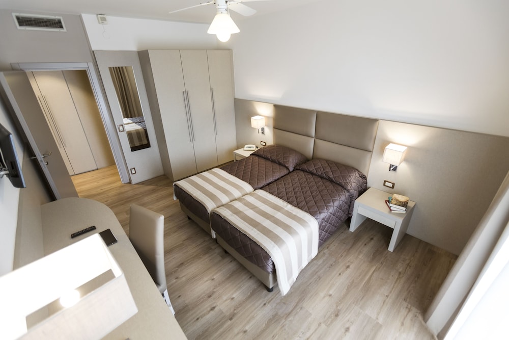 Hotel Du Lac 25/72