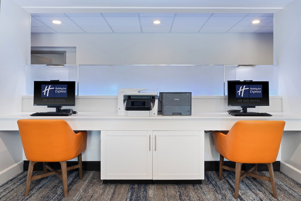 Holiday Inn Express and Suites Cincinnati Riverfront, an IHG Hotel 55/64