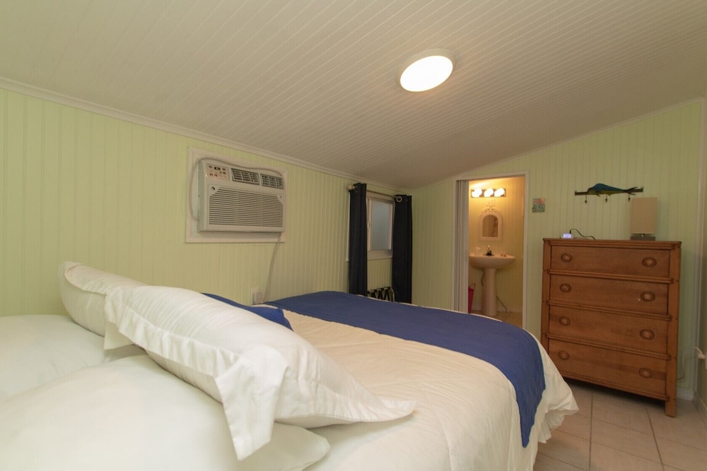 Paradise, Queen and Twin Beds, Sofa