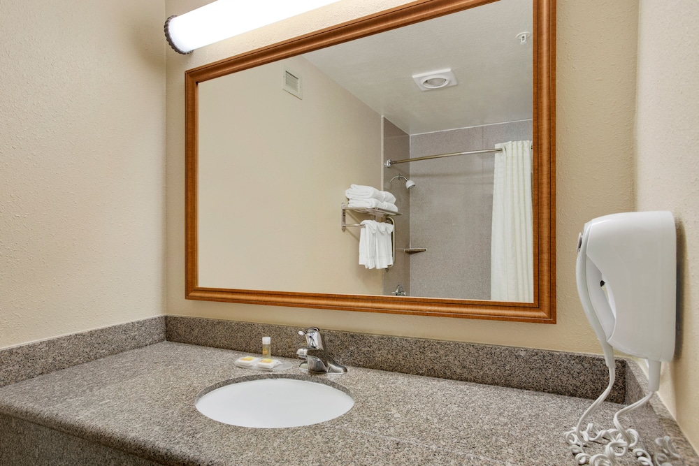 Days Inn by Wyndham Carlsbad 25/45