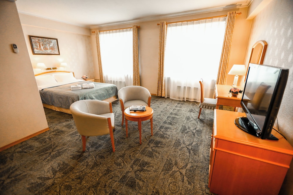 Standard, Single, Queen Bed