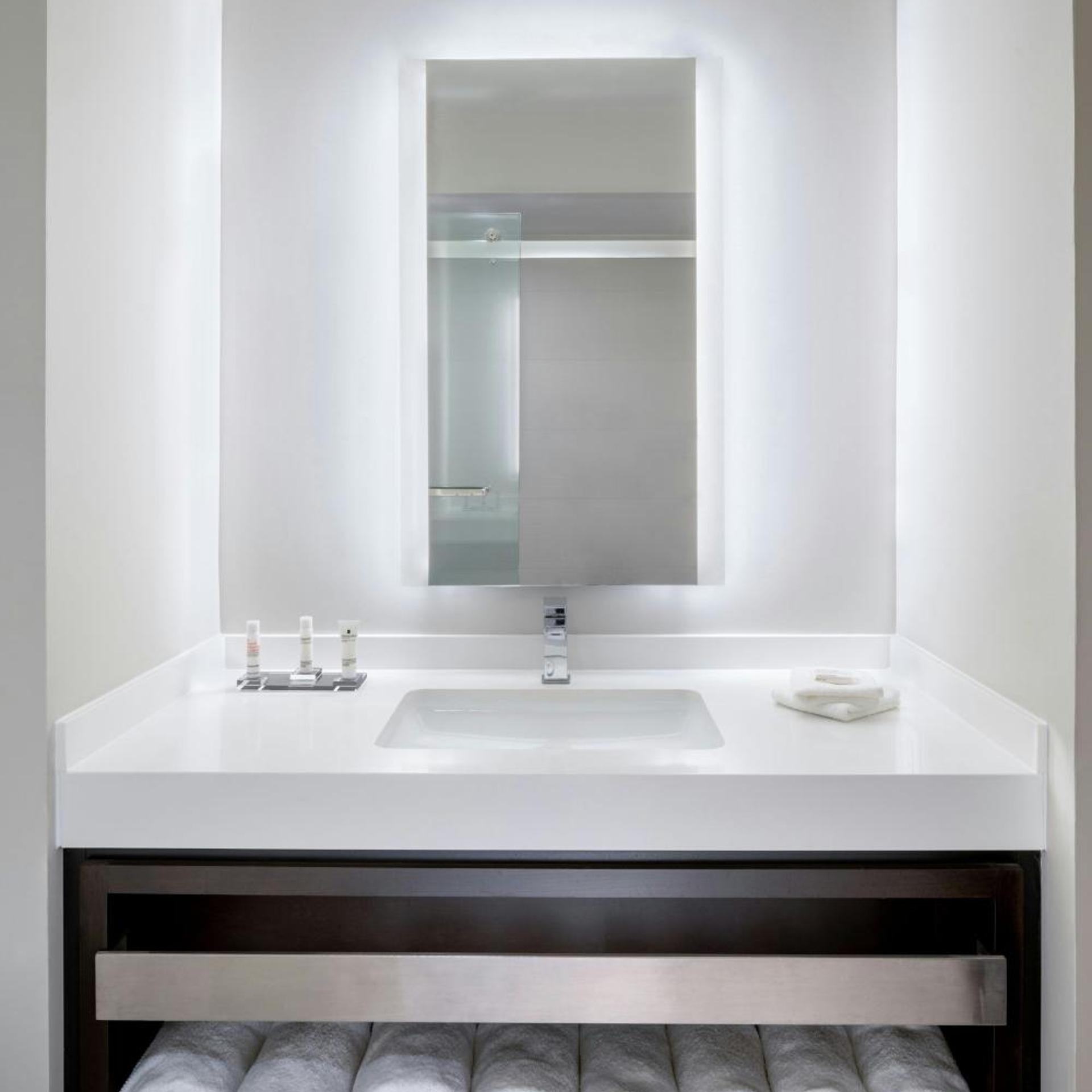 Guest Room, King Bed, Concierge Level، Marriott St Petersburg Clearwater 8/10