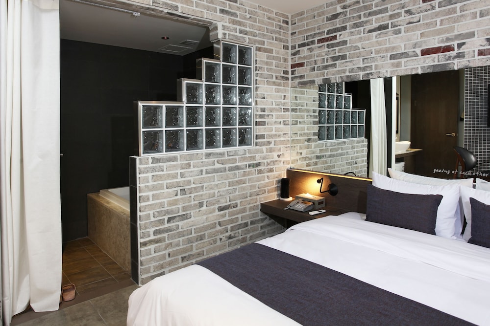 S Hotel 12/44