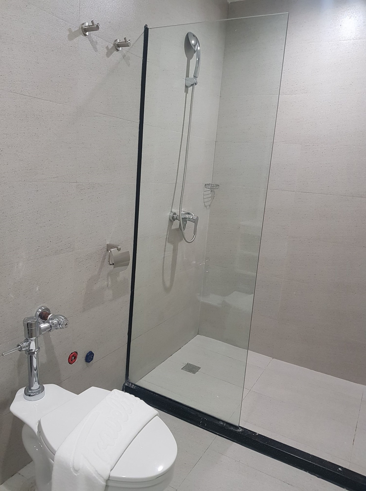 غرفة قياسية بسرير كوين، Travelite Hotel Legarda 2/3