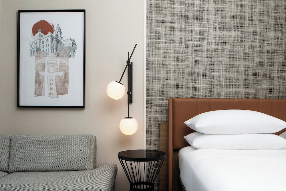 جناح ديلوكس بسرير كينج بغرفة نوم واحدة مع أريكة، Sheraton Fort Worth Downtown Hotel 3/7