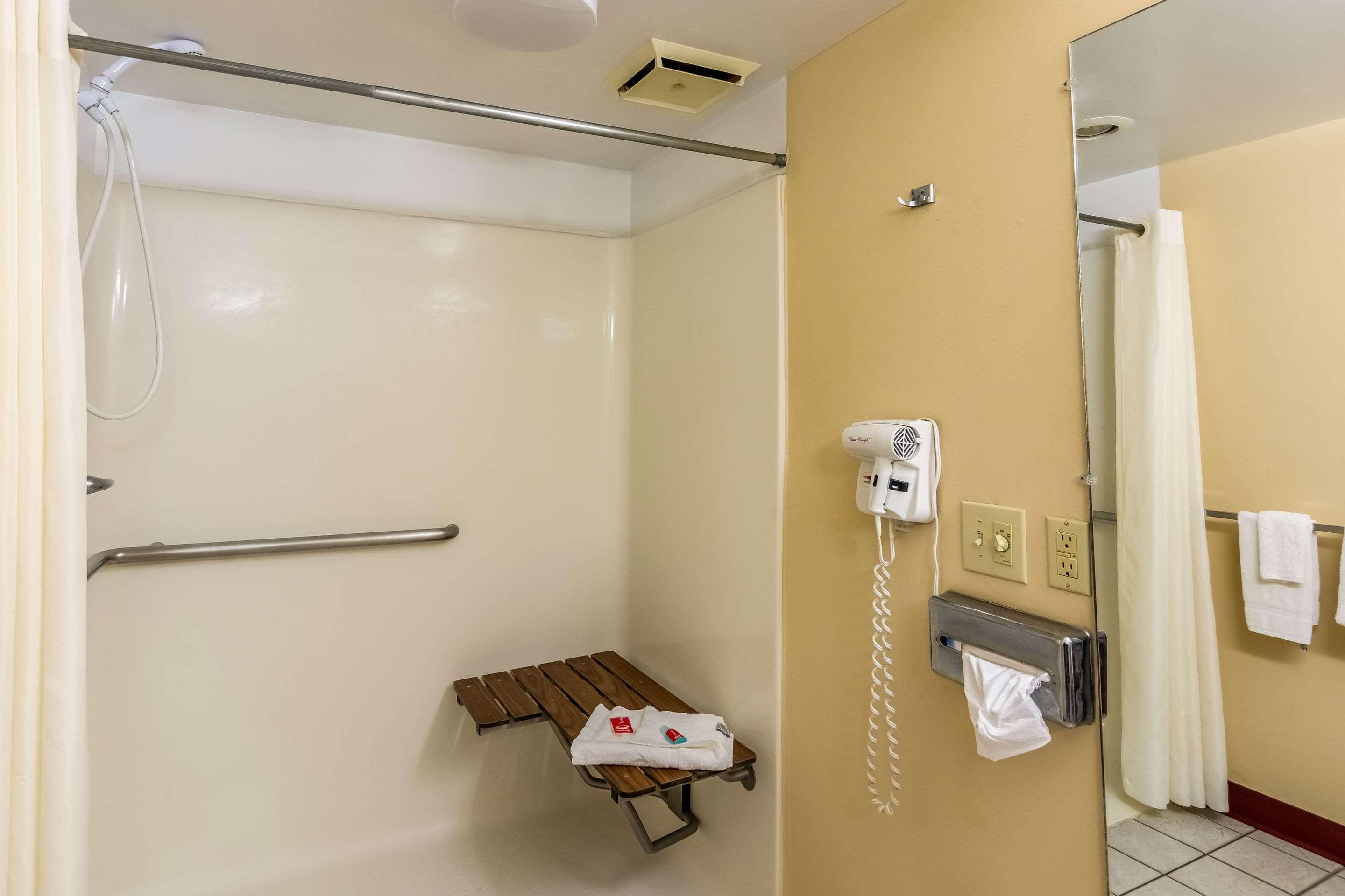 Hotel East, VA 23/23