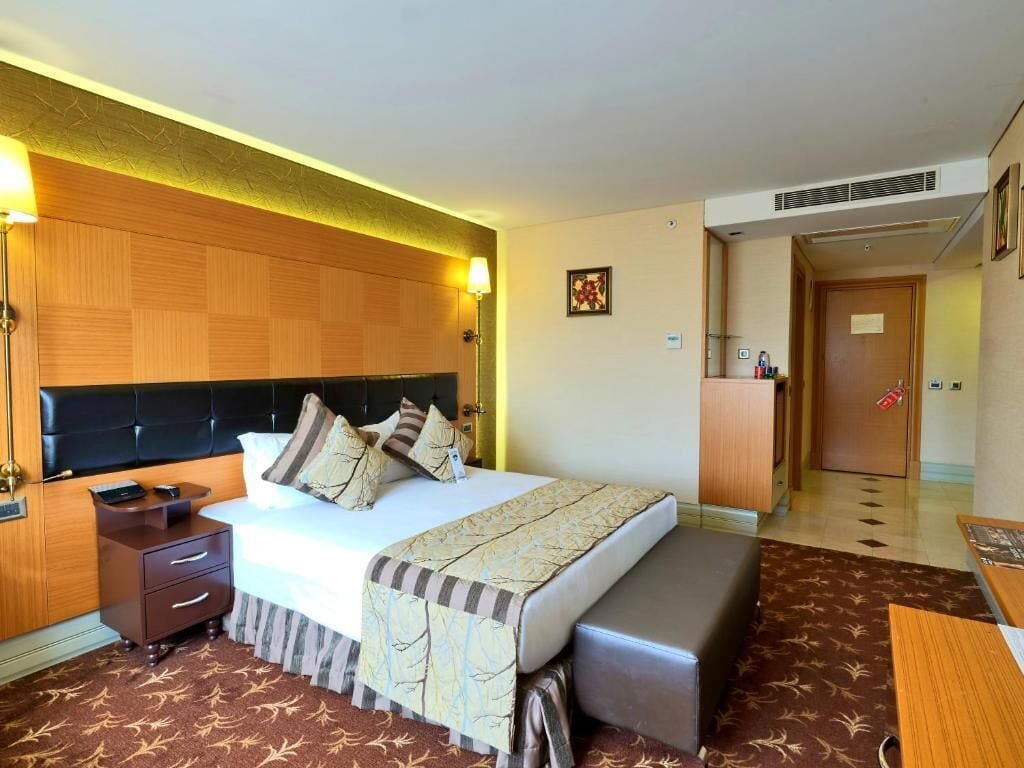 BUSINESS, SUITE