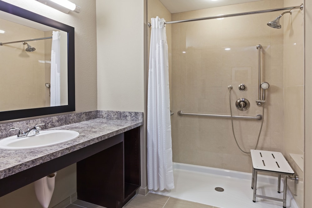 Holiday Inn Express And Suites Glenpool Tulsa South 15/52
