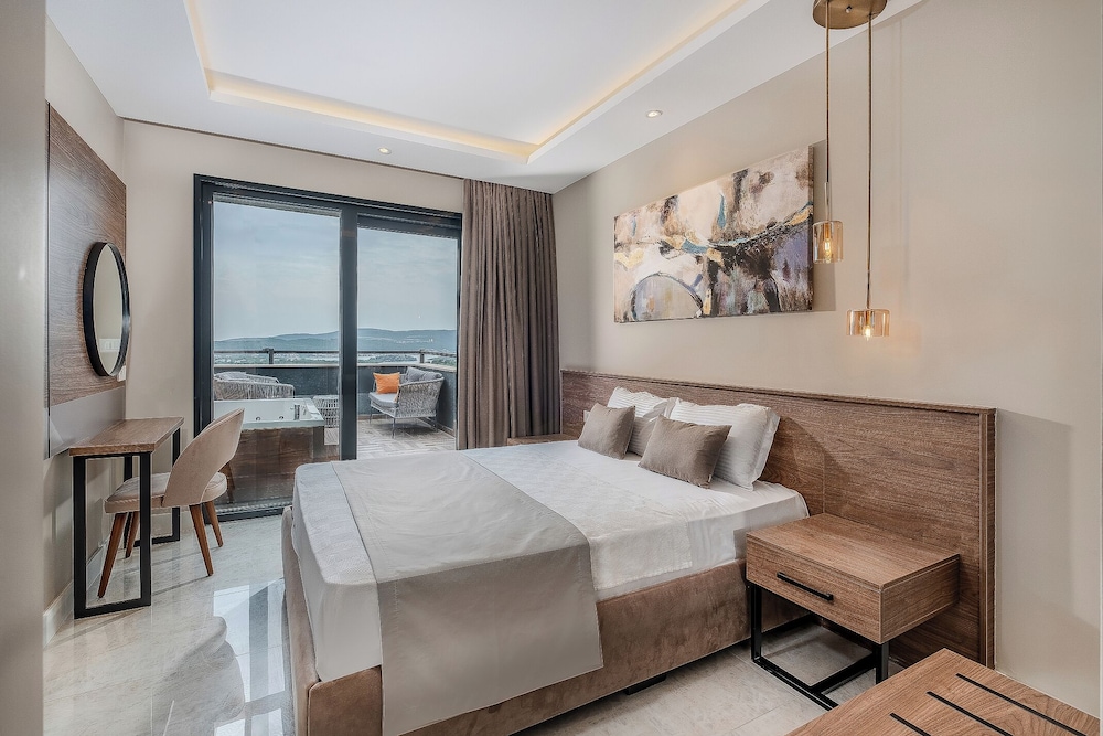 Montenegro Lodge 6/50