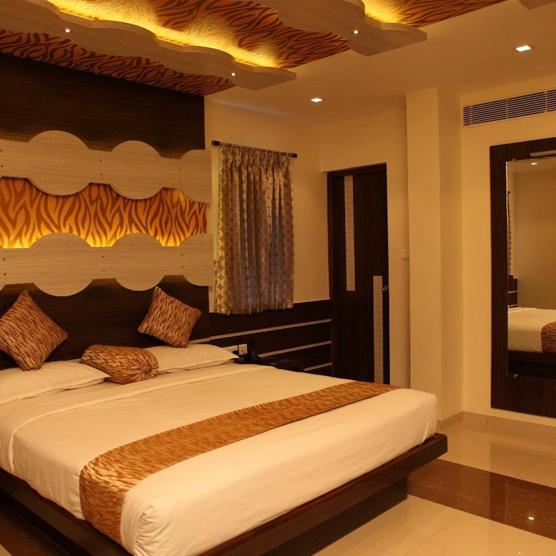 OYO Premium Avinashi Road Hope College 4/43