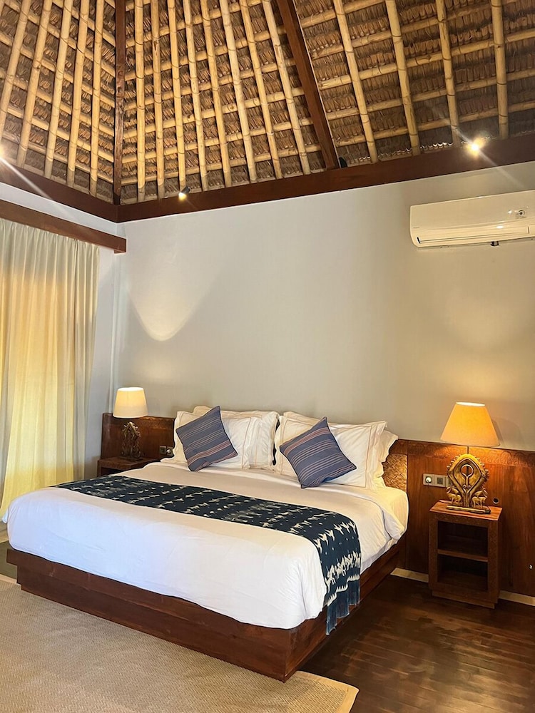 Suite, King Bed, Pool Access