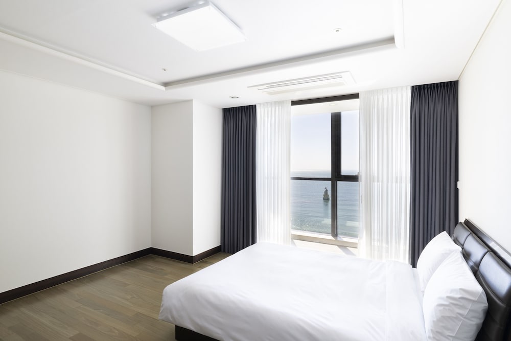 DELUXE, SUITE