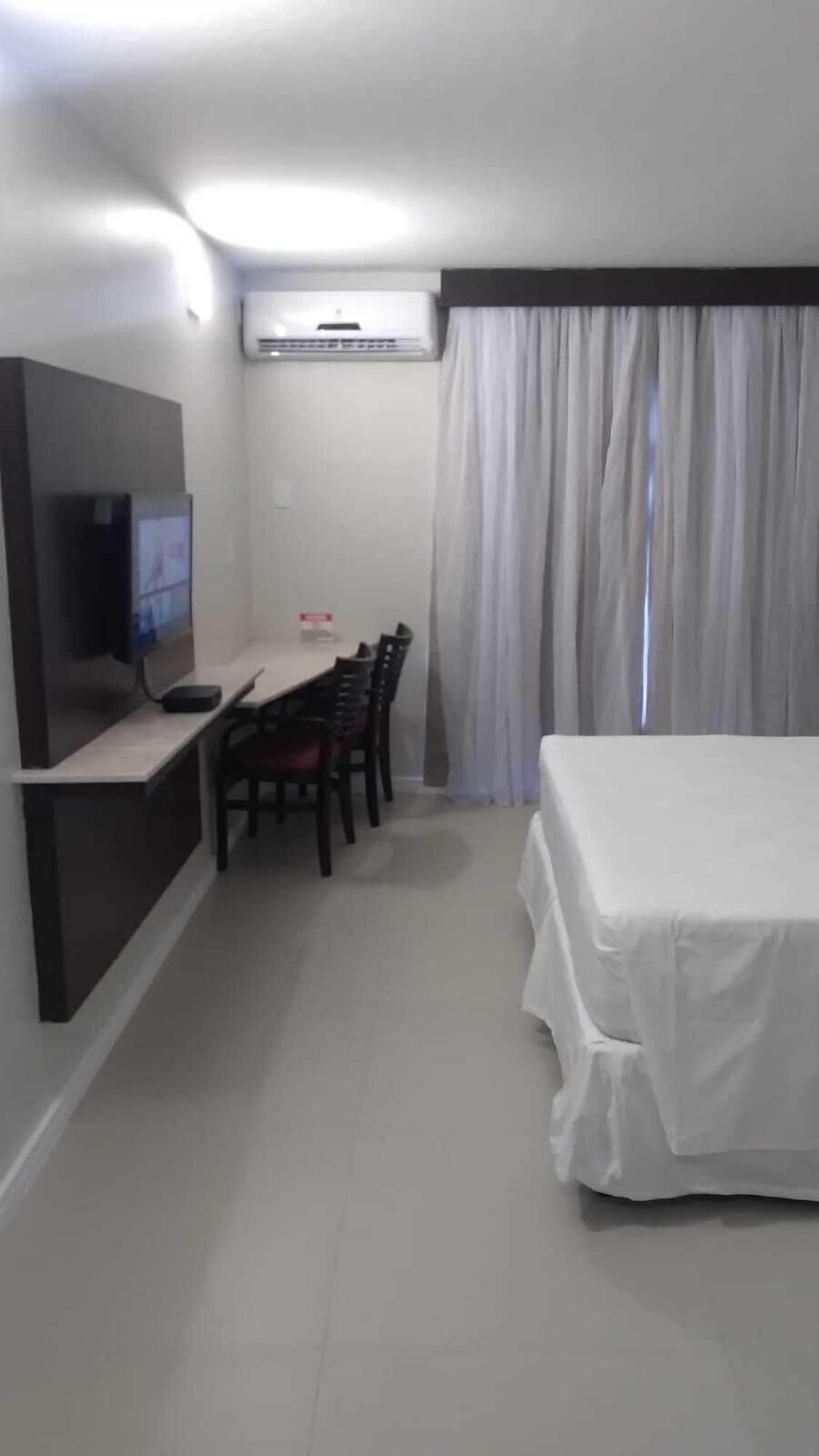 Room, Twin Beds, Pool View