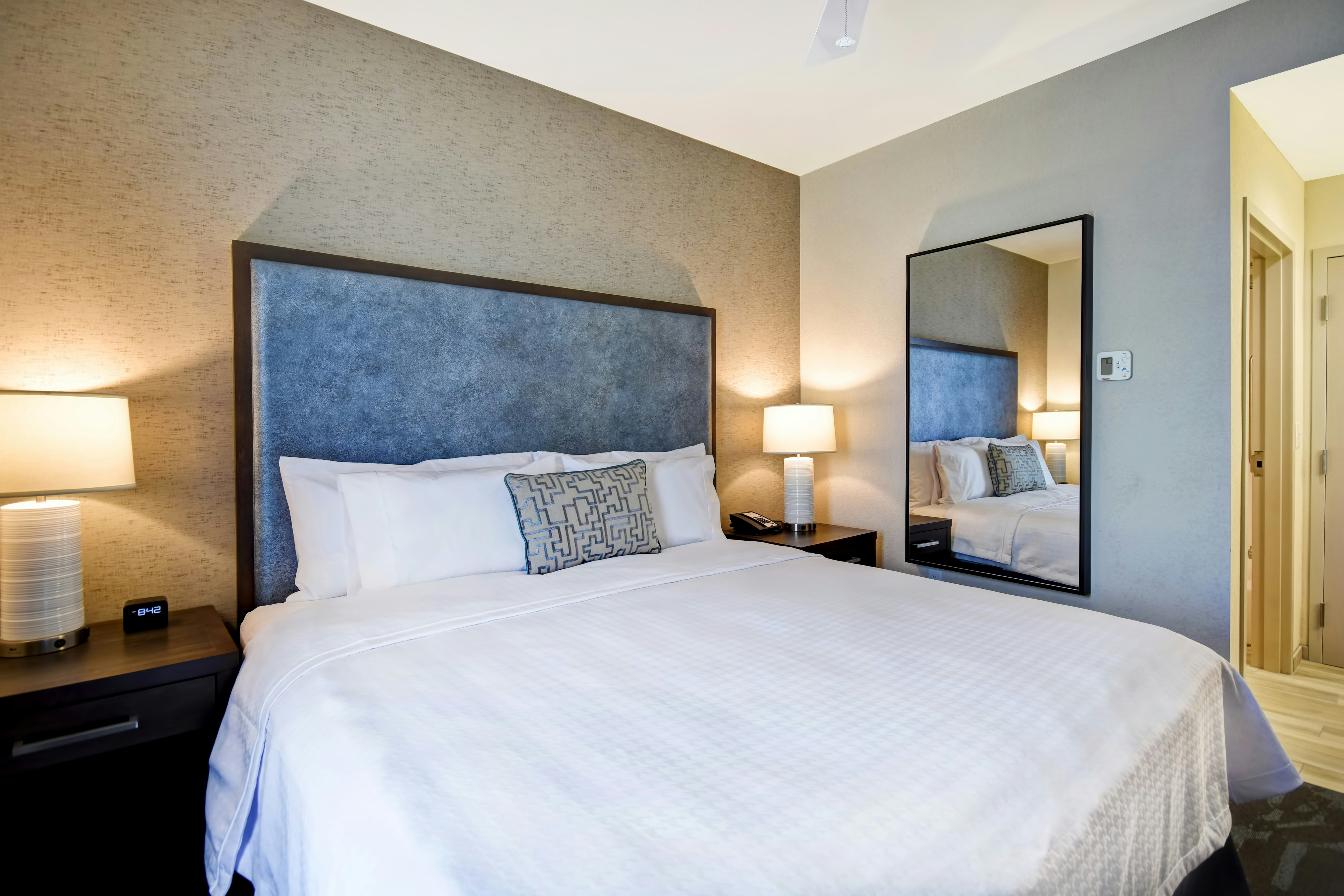 SUITE, KING BED, ACCESSIBLE
