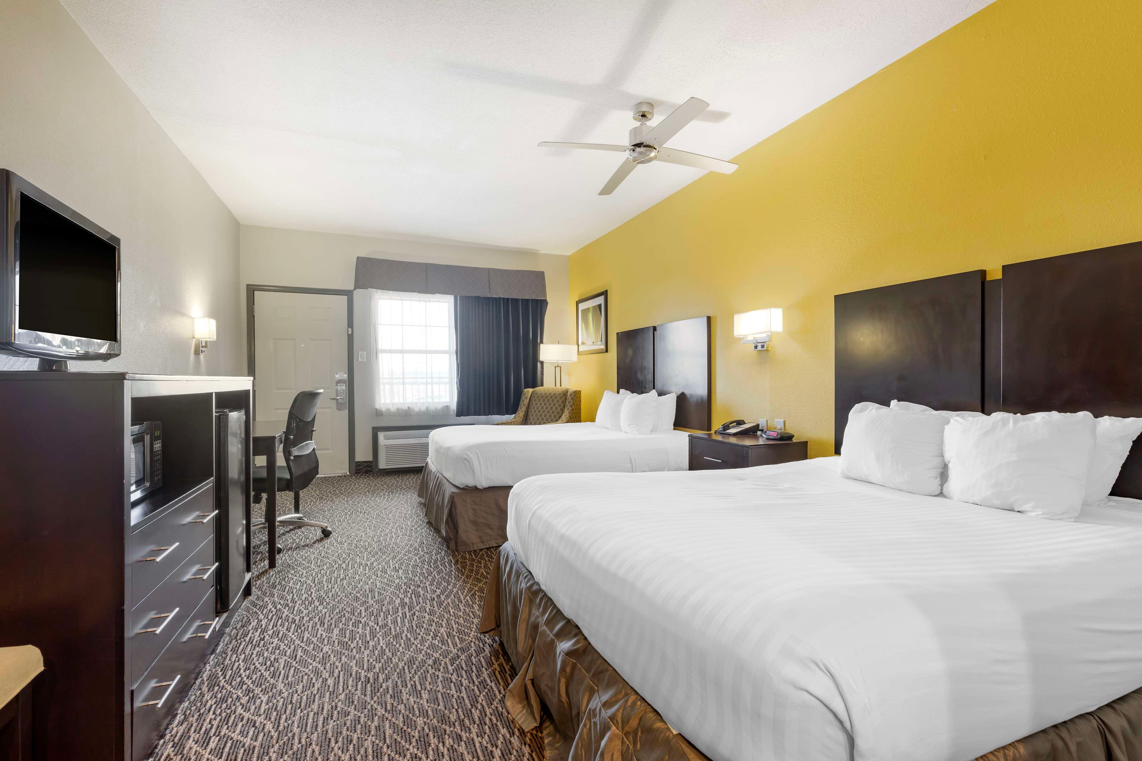 Hai, 2 Queen Beds