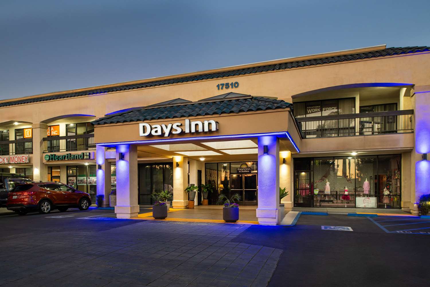 Days Inn & Suites By Wyndham Artesia in ARTESIA - CA