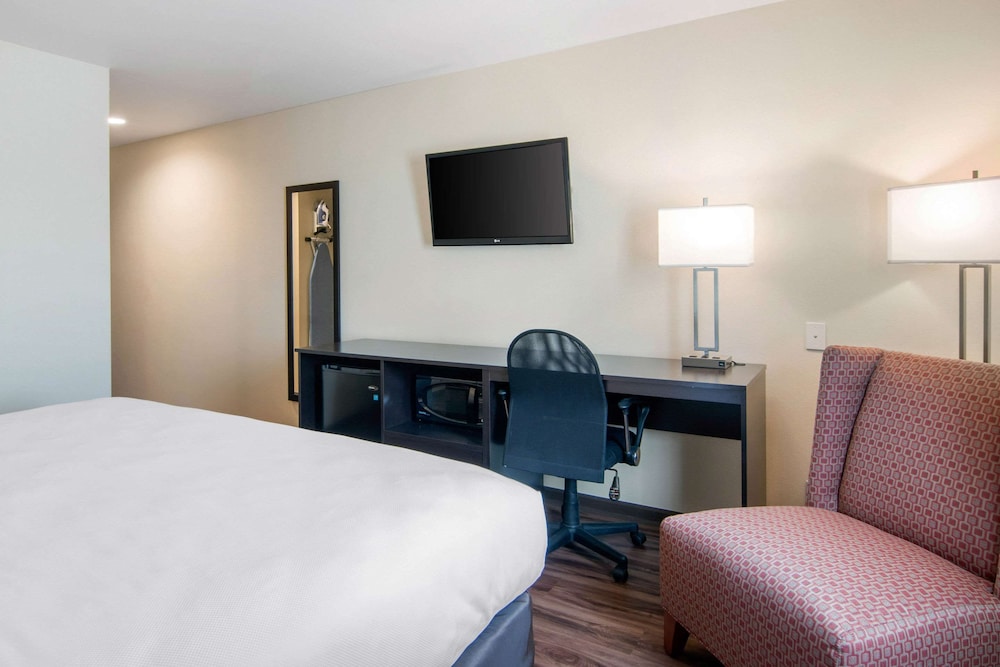 Econo Lodge Inn & Suites Springfield Main Street 48/63