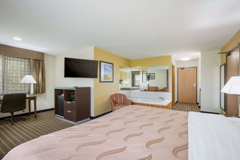 Quality Inn Edgerton, WI 16/39