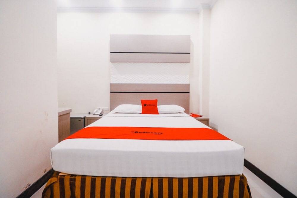 Reddoorz Plus Near Makassar Town Square 13/21
