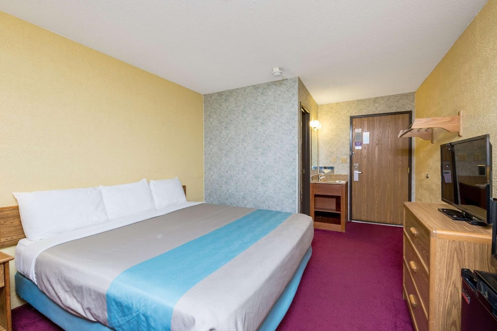 Motel6 Cedar Rapids, IA - Airport 24/57