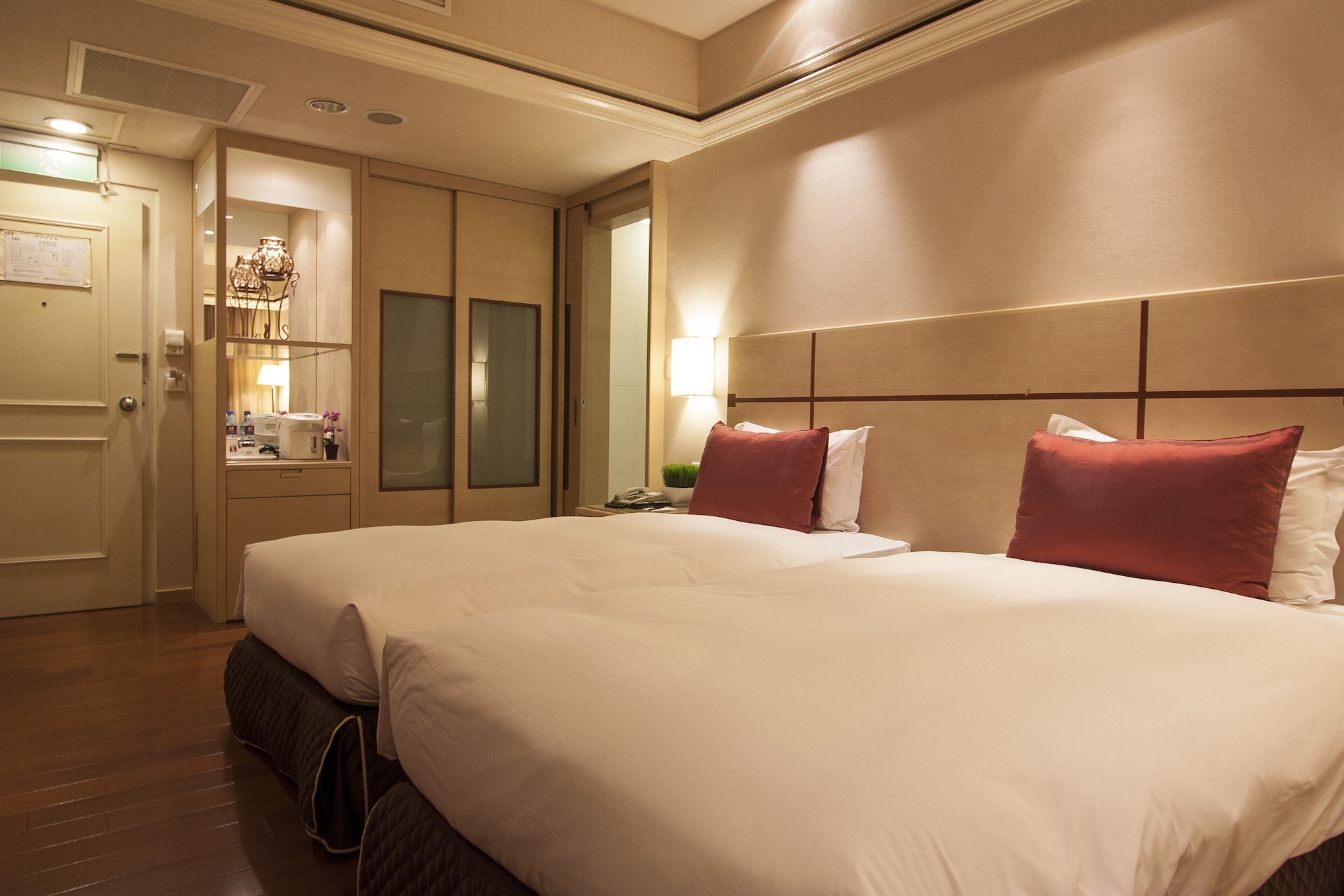 ROOM, TWIN BEDS