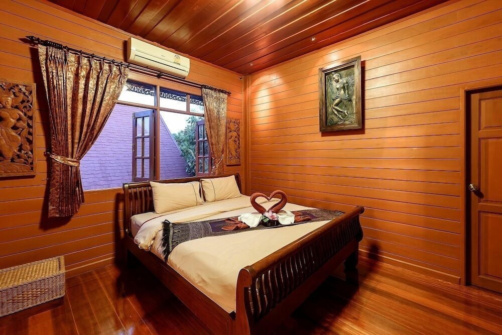 1 BEDROOM, KING BED, POOL SIDE