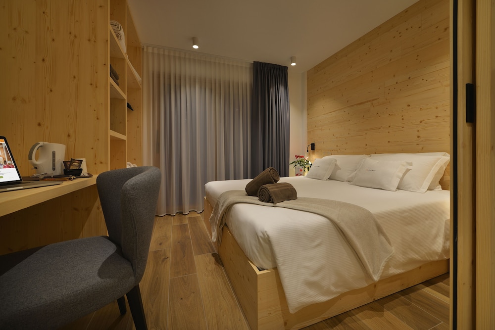 ALPINE, SUITE, BALCONY